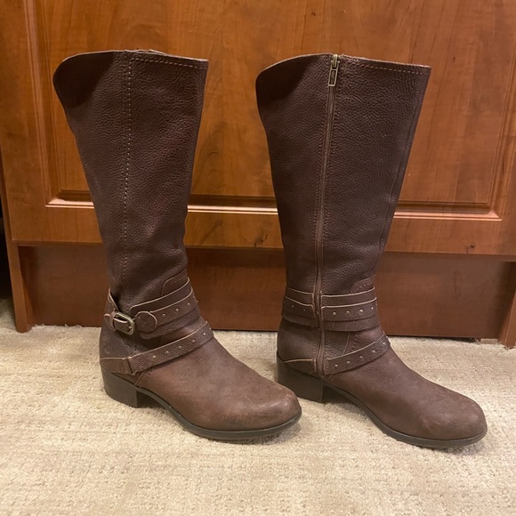 UGG Shoes - UGG knee high brown leather riding boot with fleece lined sole! Women size 9.5
